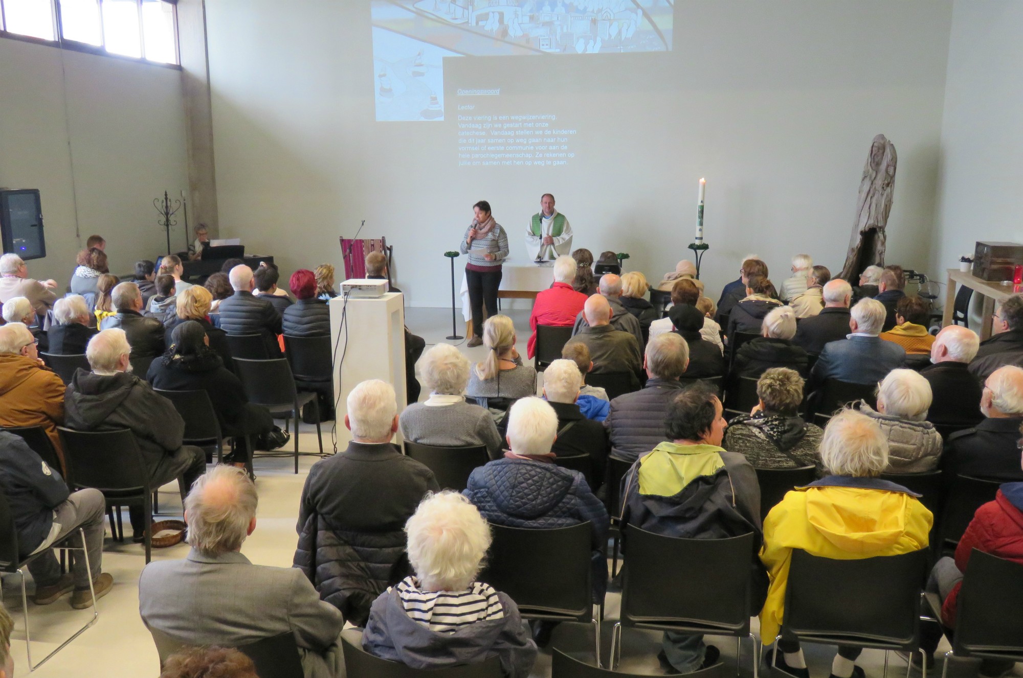Voorstelling van de vormelingen door catechist Veerle bij aanvang van de Wegwijzerviering in de Sint-Lucaskerk